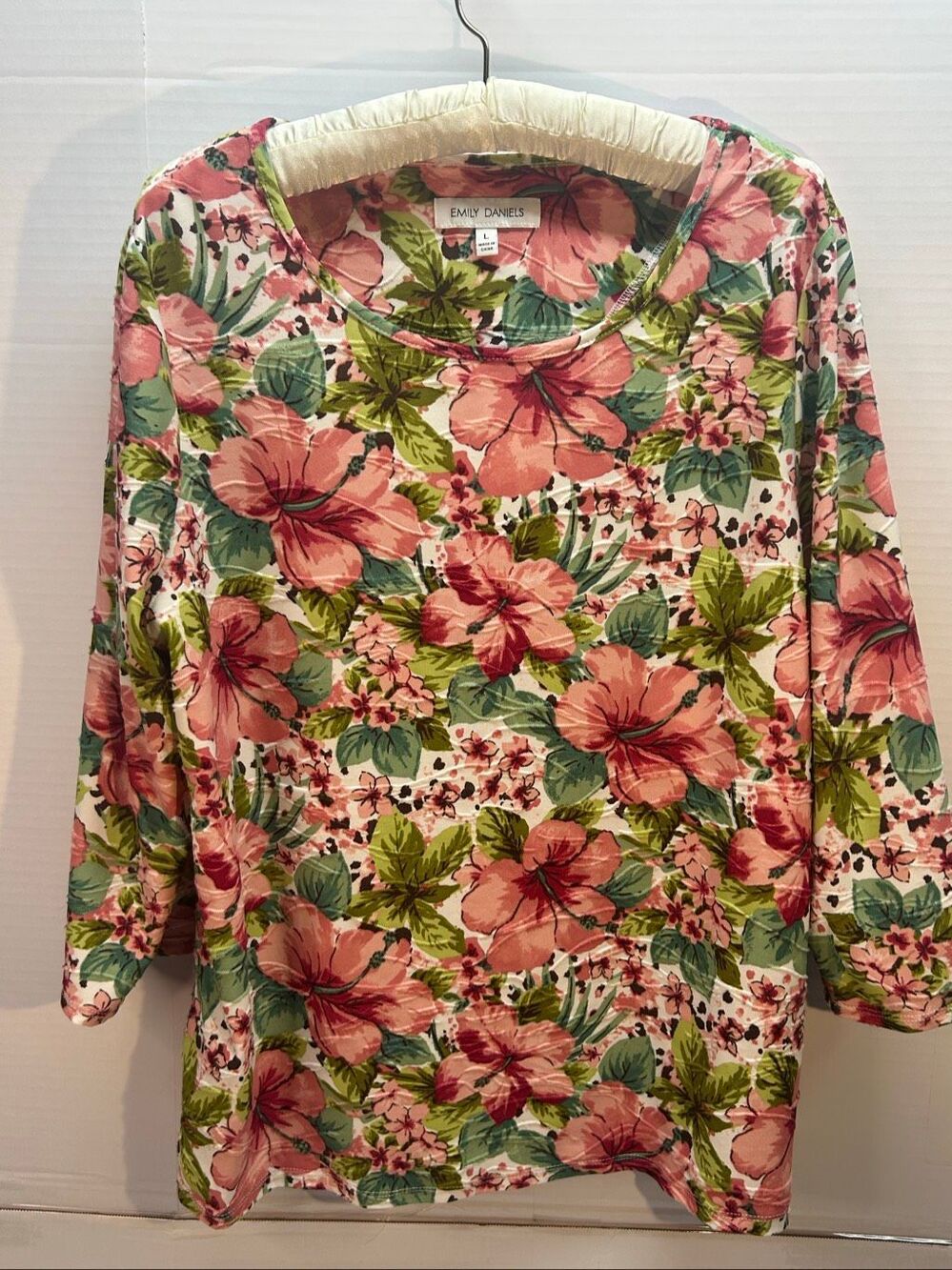 Emily Daniels Women’s Size L Pink Floral Textured Top 3/4 Sleeve Stretch Hibiscu